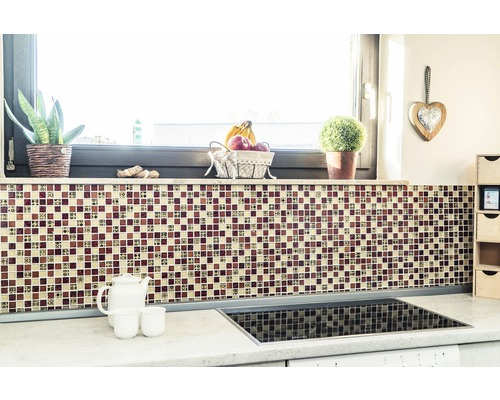 Köksscen med mosaikplattor, spis och dekorationer