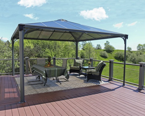 Fristående lusthus med bord och stolar på en terrass