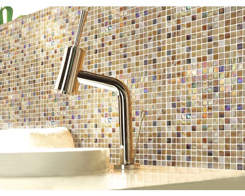 Badrum med mosaikplattor och tvättställsblandare