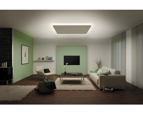 Vardagsrum med taklampa, soffa och fåtölj