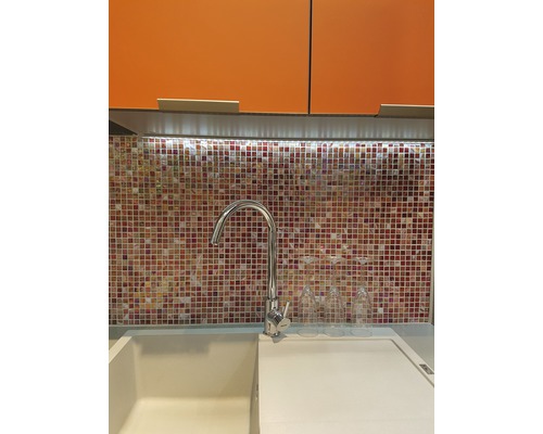 Diskho med blandare framför mosaikplattor och väggskåp