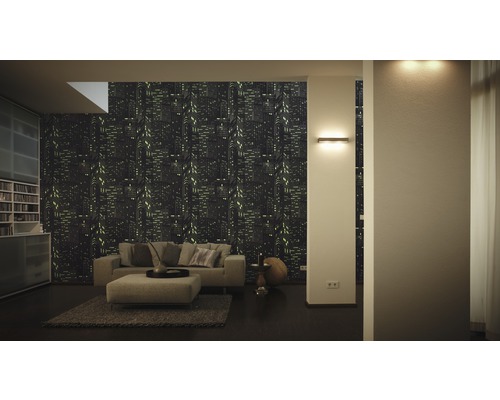 Vardagsrum med soffa, matta och tapet med stadsmotiv för en modern inredning