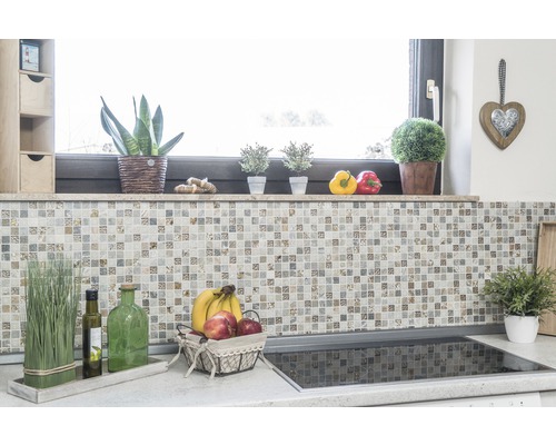 Köksscen med mosaikkakelvägg, växter och frukter