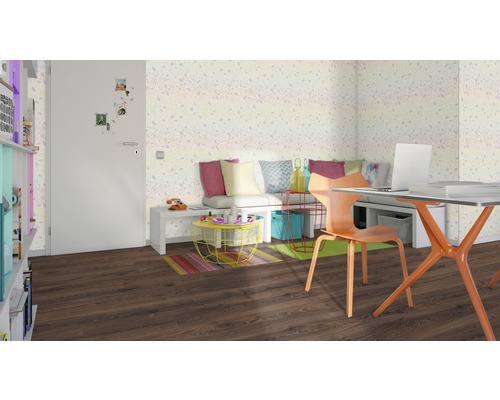 Vardagsrum med laminatgolv, skrivbord och sittmöjligheter