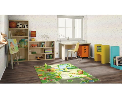 Barnrum med skrivbord, hyllor och lekmatta med gatmönster