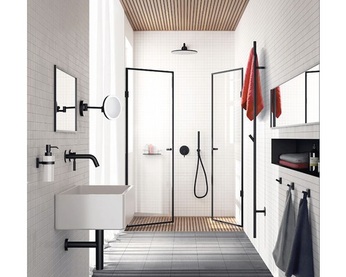 Badrum med dusch, handfat och blandare