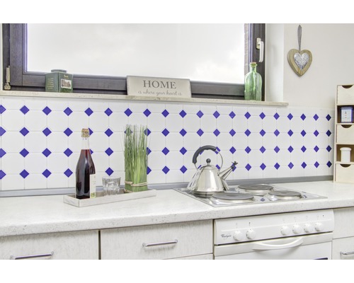 Köksscen med kakel, spishäll, ugn, vinflaska och dekoration