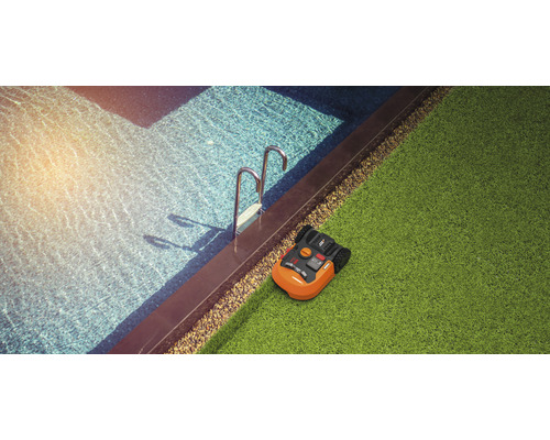 Robotgräsklippare bredvid poolen på gräsmattan