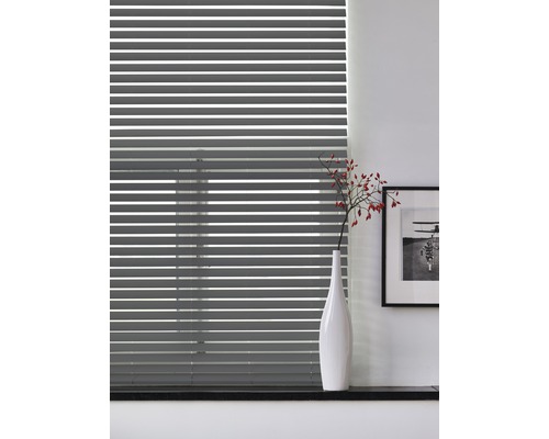 Grå persienn framför fönster med dekoration