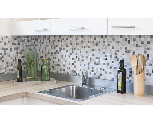 Diskho med armatur i ett ljust kök med mosaikplattor