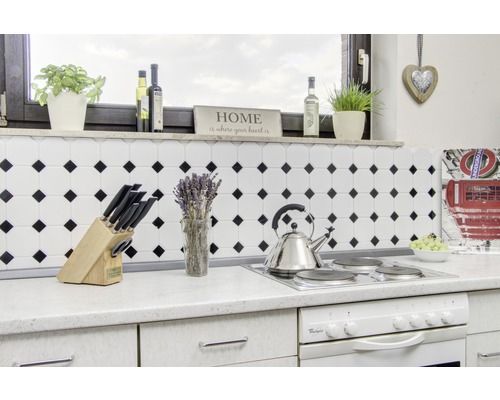 Köksscen med spishäll, vattenkokare, knivblock och dekoration