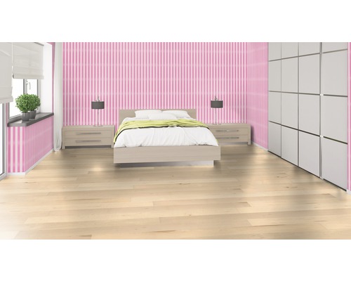 Sovrum med dubbelsäng, sängbord, lampor, garderob och randig tapet