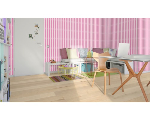 Ljust vardagsrum med randig tapet, skrivbord och sittplatser.
