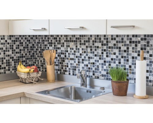 Diskho med mosaikplattor, armaturer och tillbehör