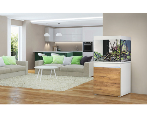 Vardagsrum med akvarium på underskåp