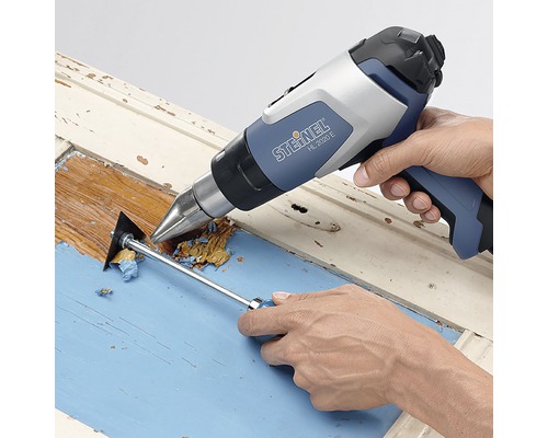 Varmluftspistol som tar bort färg från en träram