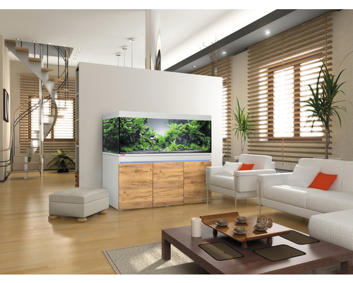 Vardagsrum med akvarium på underskåp, soffa och trappa