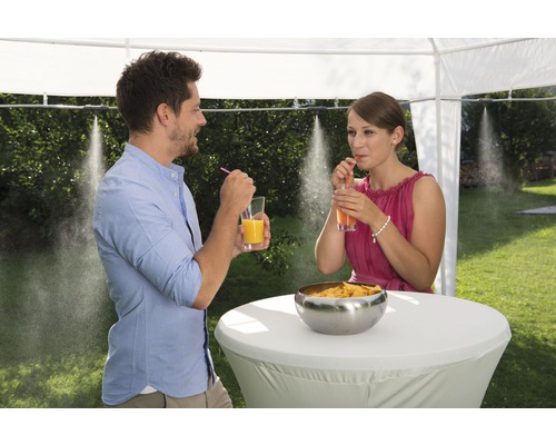 Scen med två personer under ett lusthus med dimmunstycken som njuter av drycker och snacks på ett ståbord