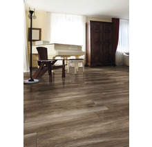 Ljust rum med trägolv, piano, stol, skåp och golvlampa