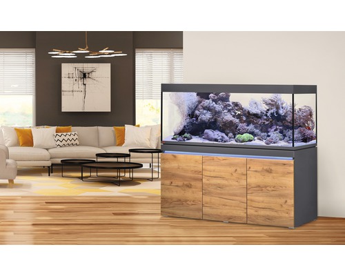 Inrett akvarium med underskåp i vardagsrummet