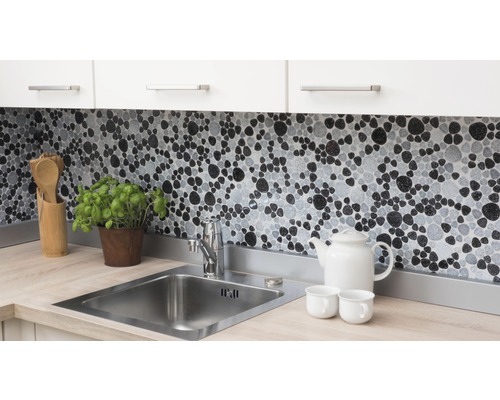 Köksscen med diskho, blandare och mosaikplattor