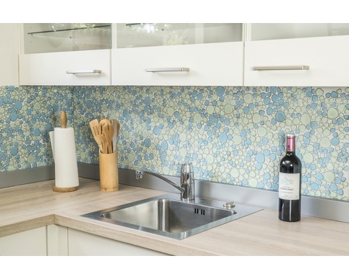 Diskho med blandare, diskbänk och arbetsyta i ett ljust kök