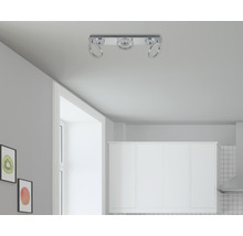 Taklampa med tre spotlights i ett ljust kök