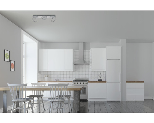 Ljust kök med matbord, stolar, pentry och taklampa