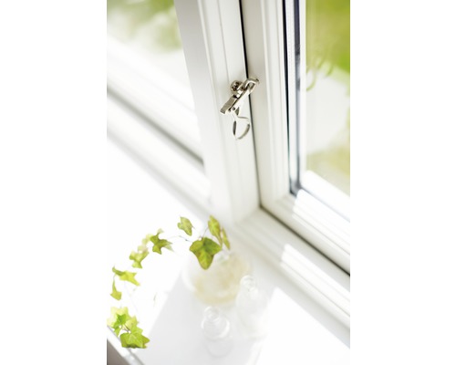 Fönster med fönsterlås och dekoration