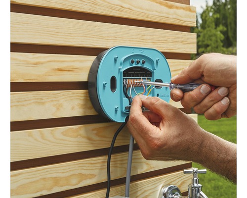 Installation av en bevattningskontroll utomhus med en skruvmejsel