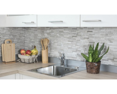 Köksscen med diskho, kran, bänkskiva, köksredskap och dekoration