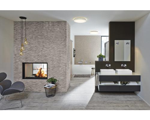 Modernt badrum med öppen spis, dubbla handfat och stilfull belysning