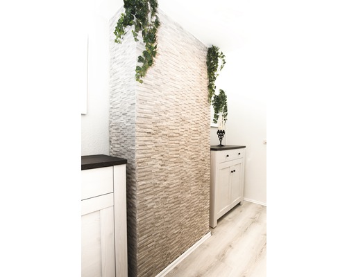 Rumsdesign med väggbeklädnad i stenlook och dekorativa element