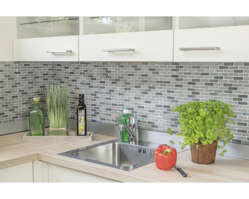 Diskho med blandare, mosaikplattor, köksredskap och dekoration