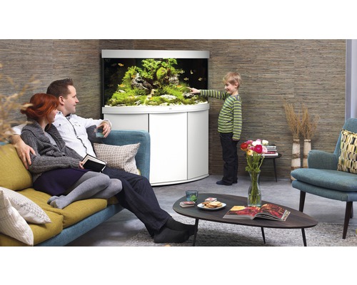 Vardagsrum med akvarium, familj sitter i soffan