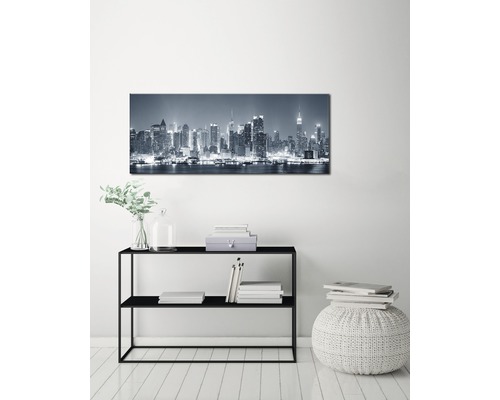 Vardagsrum med väggmålning av horisont, konsolbord, dekoration och sittplats