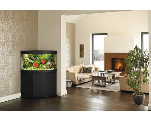 Inrett hörn akvarium med underskåp i ett vardagsrum