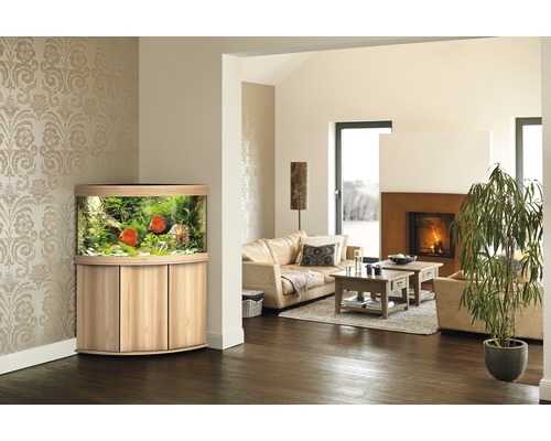 Hörn akvarium med fiskar i ett vardagsrum