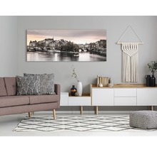 Vardagsrum med soffa, matta, byrå och väggmålning med Paris-motiv