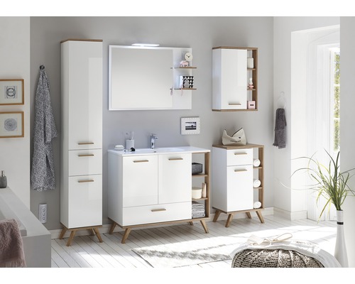 Badrum med tvättställsskåp, spegelskåp, väggskåp och högskåp i skandinavisk stil