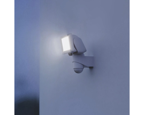 LED-strålkastare för utomhusbruk med rörelsesensor monterad på en vägg