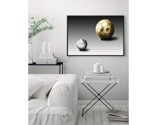 Inramad bild med motiv av jorden och månen på en vägg