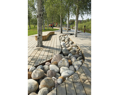 Träterrass med stenar och bänkar i en park