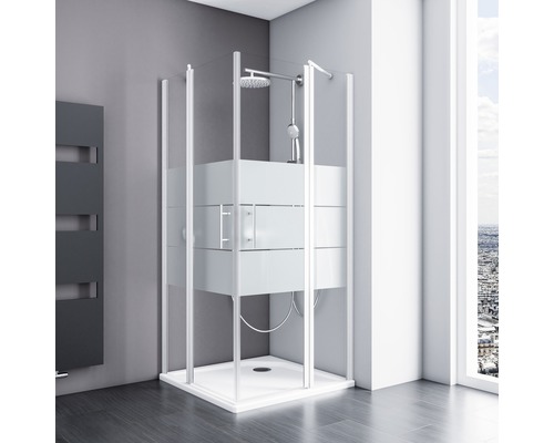 Duschkabin med duschset och delvis frostat glas