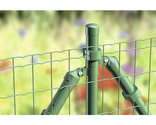 Detaljvy av stängselstolpe med stag och trådstängsel