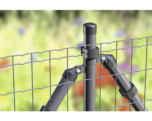 Detaljvy av ett metallstängsel med stolpar och stag