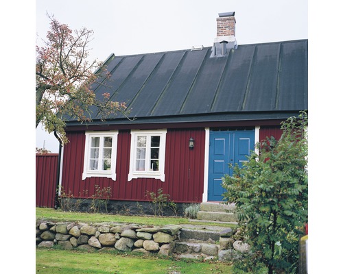 Vy över ett hus med träväggar, tak, fönster och dörr