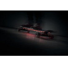 Person på skateboard med LED-belysning
