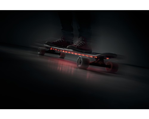 Person på skateboard med LED-belysning
