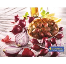 Rödlök och schalottenlök i ett nät och skurna på ett bord med Kiepenkerl-logotypen